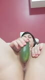 masturbação com pepino pequeno e grosso snapshot 6