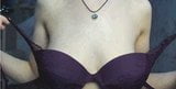 Une fille géniale dans son soutien-gorge vioet snapshot 1