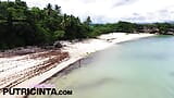 Putri Cinta schwimmt nackt am strand und zeigt ihre muschi und möpse snapshot 7