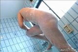 Hete lieve tieten Aziatische brunette neemt een sexy douche snapshot 8