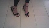 Shynthiah verfolgt alte schwarze Sandalen snapshot 2