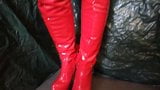 Lady l crush mainan hijau dengan sepatu bot seksi merah. snapshot 1