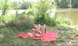 Un vieux baise une belle blonde en plein air snapshot 3