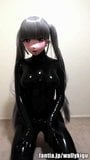 Kigurumi's zware latexvibratieorgasme snapshot 2