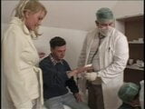 Мужчины, одетые как доктора, надевают огромный дилдо на мужчину-пациента snapshot 3