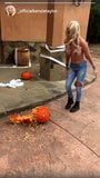 Smashing de citrouille avec Kenzie Taylor, un tour ou une friandise d'Halloween snapshot 1