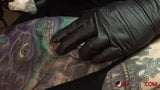 Marie bossette se hace un tatuaje doloroso en la pierna snapshot 18