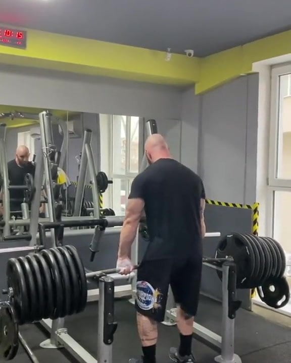 Muscle viking dans la salle de sport!
