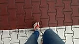 Un travesti con pies sexy en chanclas es tentador en la calle snapshot 7