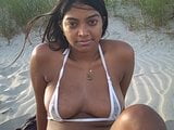 La modèle indienne Jennifer dans un petit bikini sur une plage non naturiste! snapshot 5