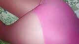 Cd-bult in nieuwe roze nylon panty turnpakje. snapshot 1