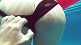 Kittina Ivory se desnuda en la piscina snapshot 10