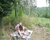 Dos chicas increíbles complaciendo a un viejo pollón en el bosque snapshot 4