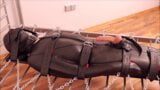 Excitée dans un sac de bondage en néoprène snapshot 18