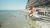 Impresionante chica nudista pervertida con gafas de sol chupa y monta un consolador enorme en la playa - Sasha Bikeyeva snapshot 10