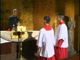 Der Priester untersucht die Jungen des Altars snapshot 1