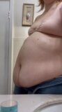 Сексуальная беременная толстушка играет с ее животом snapshot 1