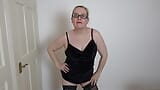 Baile de striptease sexy en vestido negro snapshot 4