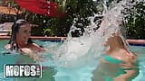 MOFOS - Payton Preslee flerta com Abella Danger até que ela não resiste mais e começa a brincar com ela na piscina snapshot 3