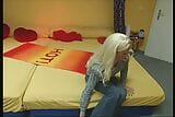 Barbie trouve un gode et le chevauche fort, Ken regarde avec envie snapshot 1