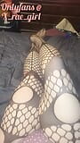 穿着渔网袜的性感厚大腿胖美女炫耀性感的脚 snapshot 1