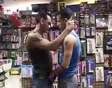 Deux mecs bien membrés baisent brutalement dans un sex-shop snapshot 3