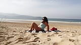 ExpressiaGirl con grandes tetas toma el sol y camina desnuda por la playa snapshot 4