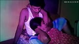 Indisk byhus fru nattetid kyssas snapshot 8