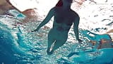हॉट स्तनों वाली बेब Damka के बड़े स्तन पानी के नीचे घूमते हुए हैं snapshot 3