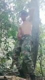 Cachondo militar en el bosque snapshot 5