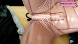 Kitty dans une combinaison en latex rose transparente et des roues ultra-hautes snapshot 9