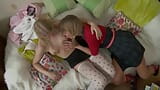 Duas pequenas meninas alemãs se divertindo com uma cinta-caralho snapshot 7