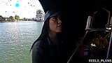¡Una italiana con un cuerpo atlético engaña a su novio y es follada públicamente en un barco por 2 extraños! snapshot 9