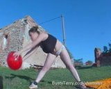 Tetona Terry en el gimnasio, saltando, jigging, rebotando snapshot 4