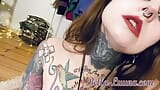 seksowna tatuaż laska rucha swoją słodką cipkę, aż spuści się !! snapshot 16