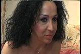 Transsexual francesa com 2 mulheres maduras e um cara snapshot 2