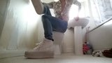 Transvestit in engen Jeans und Turnschuhen snapshot 1