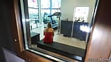 Une Danseuse espagnole au cul parfait Anastasia Brokelyn se fait défoncer dans la salle de gym et à l'Hôtel par un producteur snapshot 2