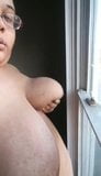 Verzweifelte fette BBW-Hure zeigt sich im Schlafzimmerfenster snapshot 4