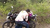 Village indien desi - Pooja Shemale et Boyfrend arrivent dans la jungle dehors et arrêtent à vélo une place et Pooja baisent le cul de Boyfrend. snapshot 4