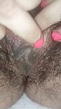 Gros plan, caresse de clito, chatte amateur poilue snapshot 2