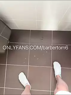Junger französischer blonder Tom friseur wichst nach dem fußball ...
