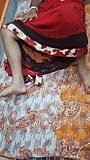 Une bhabhi indienne en sari couche avec son copain snapshot 4