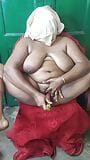 Sruti fickt mit rotem Dildo und zeigt ihren öligen Körper snapshot 7