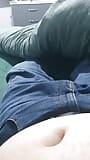 Stiefmutter im bett berührt stiefsohn-schwanz mit ihrer hand über seiner jeans snapshot 11