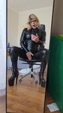 Rachel zit in een latex catsuit en een pvc -korset snapshot 3