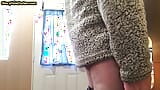 Gloryhole, reifer schwuler lutscht harten schwanz im amateur-blowjob-video snapshot 1