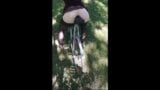 Meisje neukt haar kont met een fiets snapshot 10
