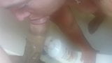 Sexy bbw pist onder de douche, krijgt sperma in het gezicht snapshot 16