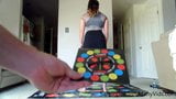 Sperma spelen twister met mama - voorbeeldclip snapshot 2